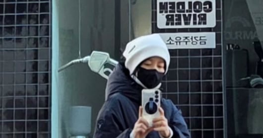 Lee Young-ae, 54, Stuns in Hip Street Selfie Despite Covered Face