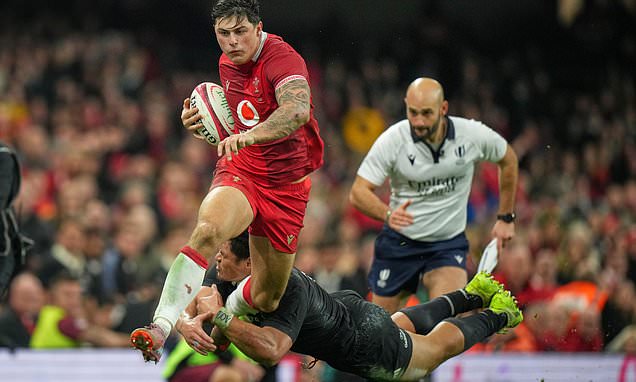 Louis Rees-Zammit signs long-term extension with Bristol Bears