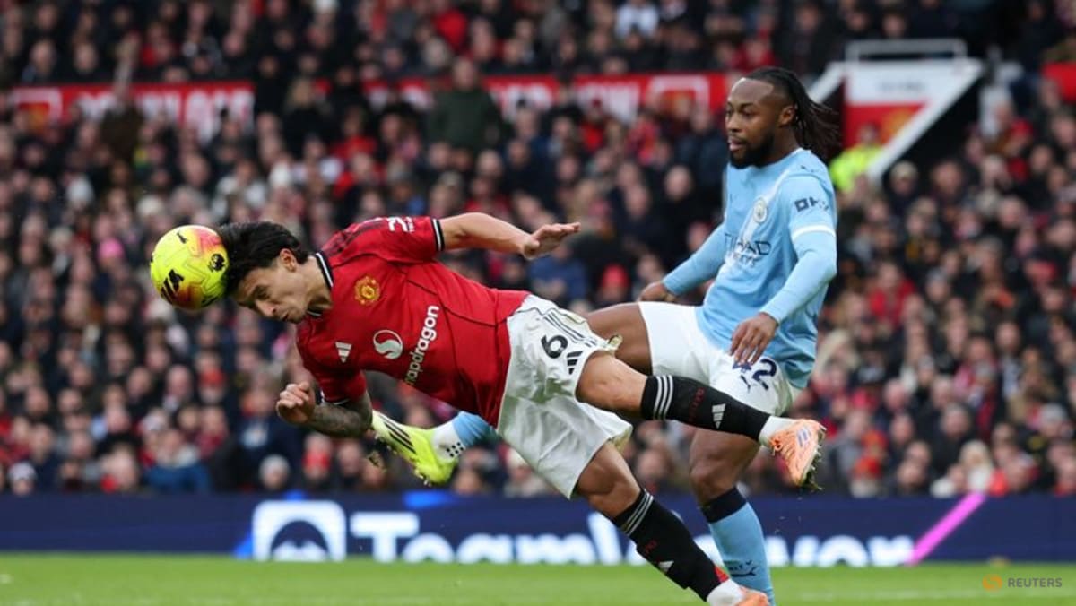 Carrick inspires dominant derby win for Man United, Liverpool draw again