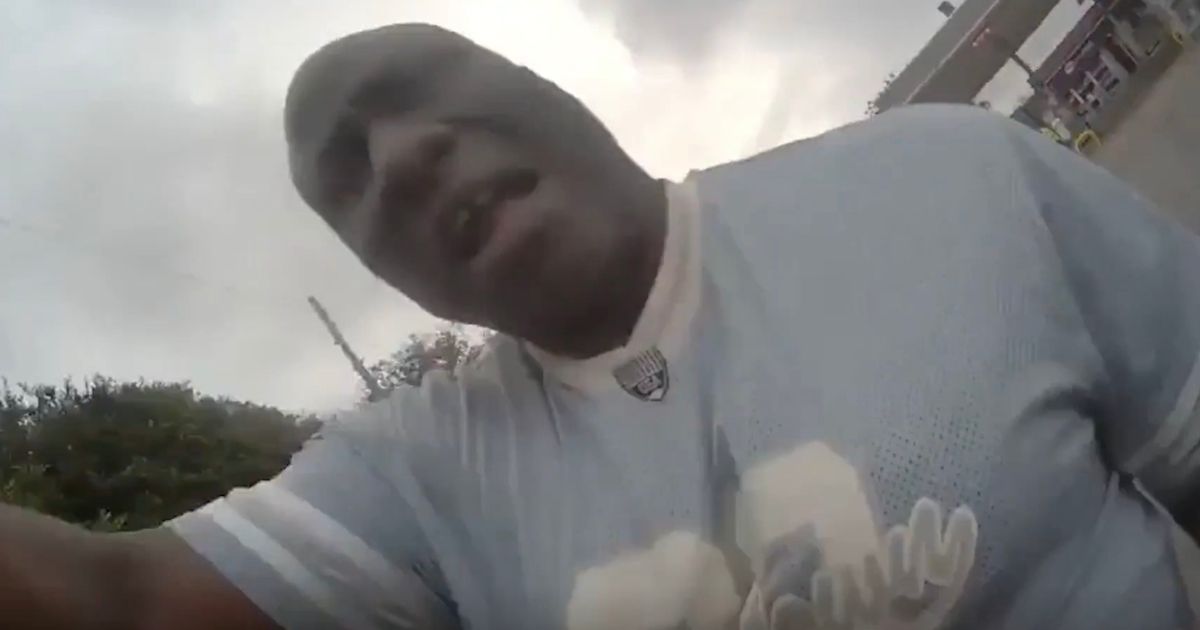 Shocking video captures moment man attacks cops in Gateshead with machete - The Mirror
