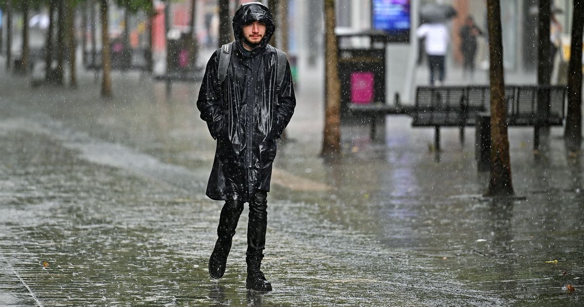 Met Office urges Brits to gather these three items amid new 33-hour warning - The Mirror