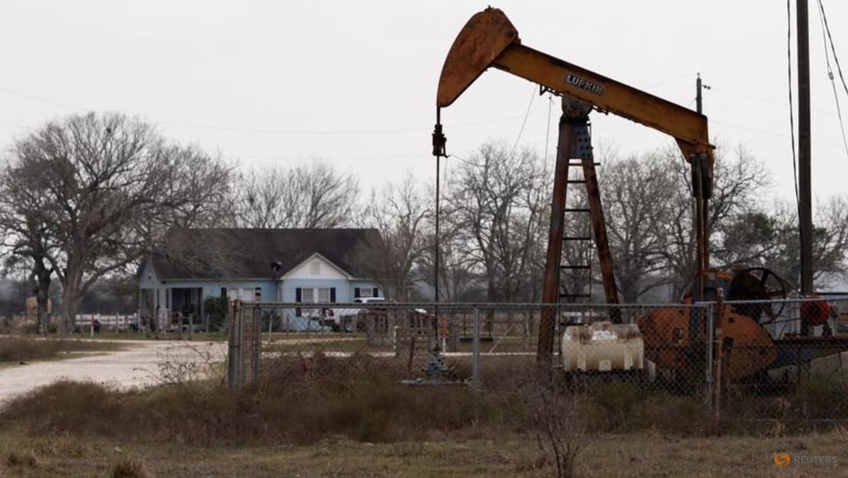 Oil prices steady as ebbing Iranian protests lower chance of US attack