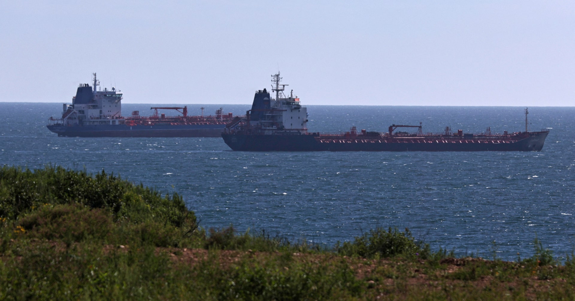 Oil edges higher following biggest annual loss since 2020