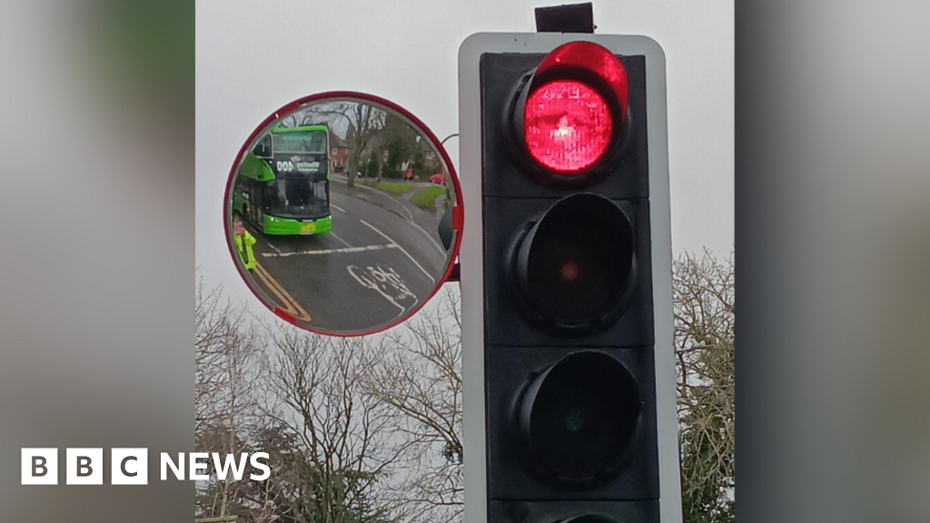 Oxfordshire-first cycle safety mirror installed on traffic lights