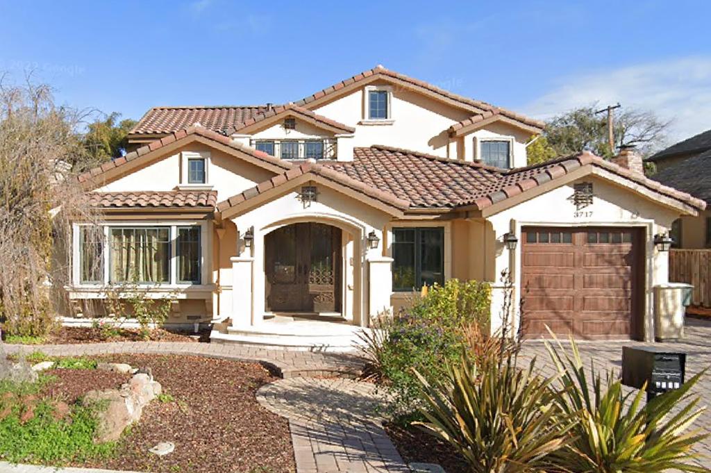 Seller mocked for claiming mansion has 'Ivy League aura' has last...