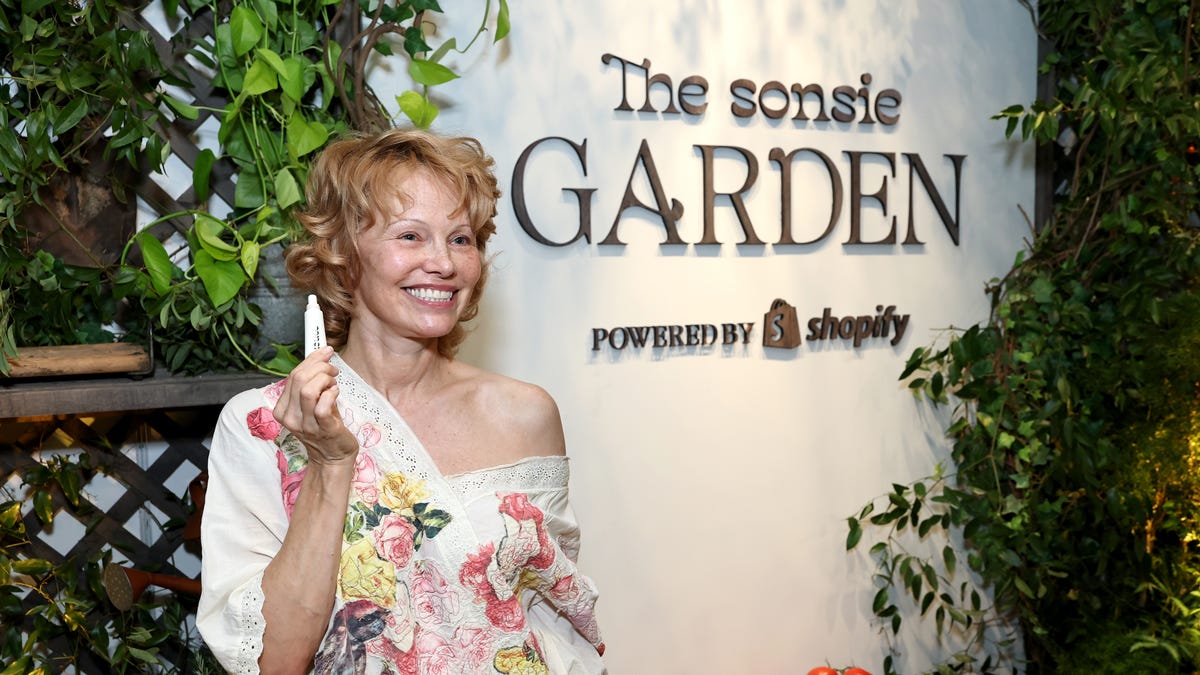 Pamela Anderson ditches auburn hair, returns to signature blonde