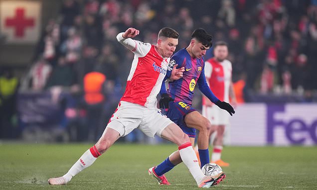 Pedri injured in Barcelona's match against Slavia Prague in...