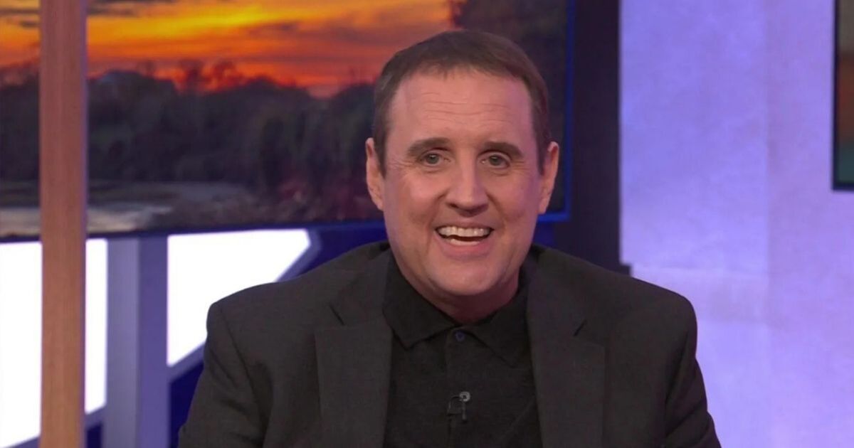 Peter Kay unrecognisable as he's spotted scoffing butty in Bolton