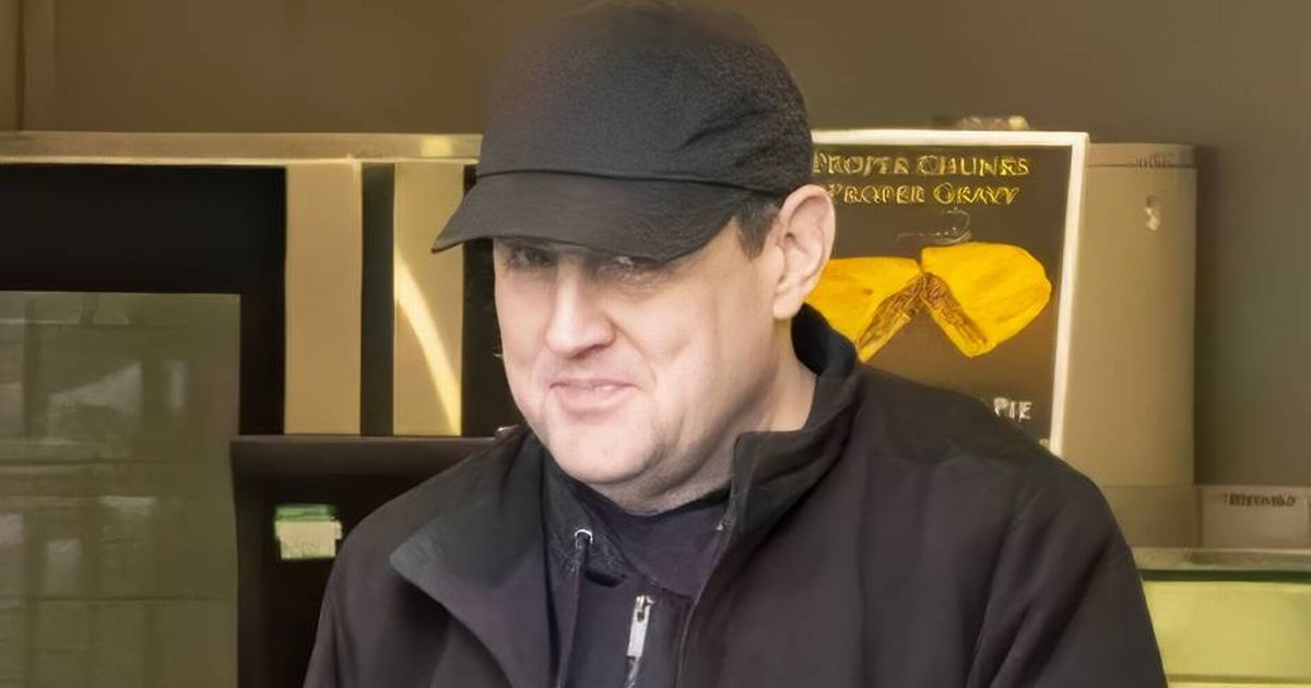 Peter Kay makes rare public appearance munching on bacon butty after weight loss - Daily Star