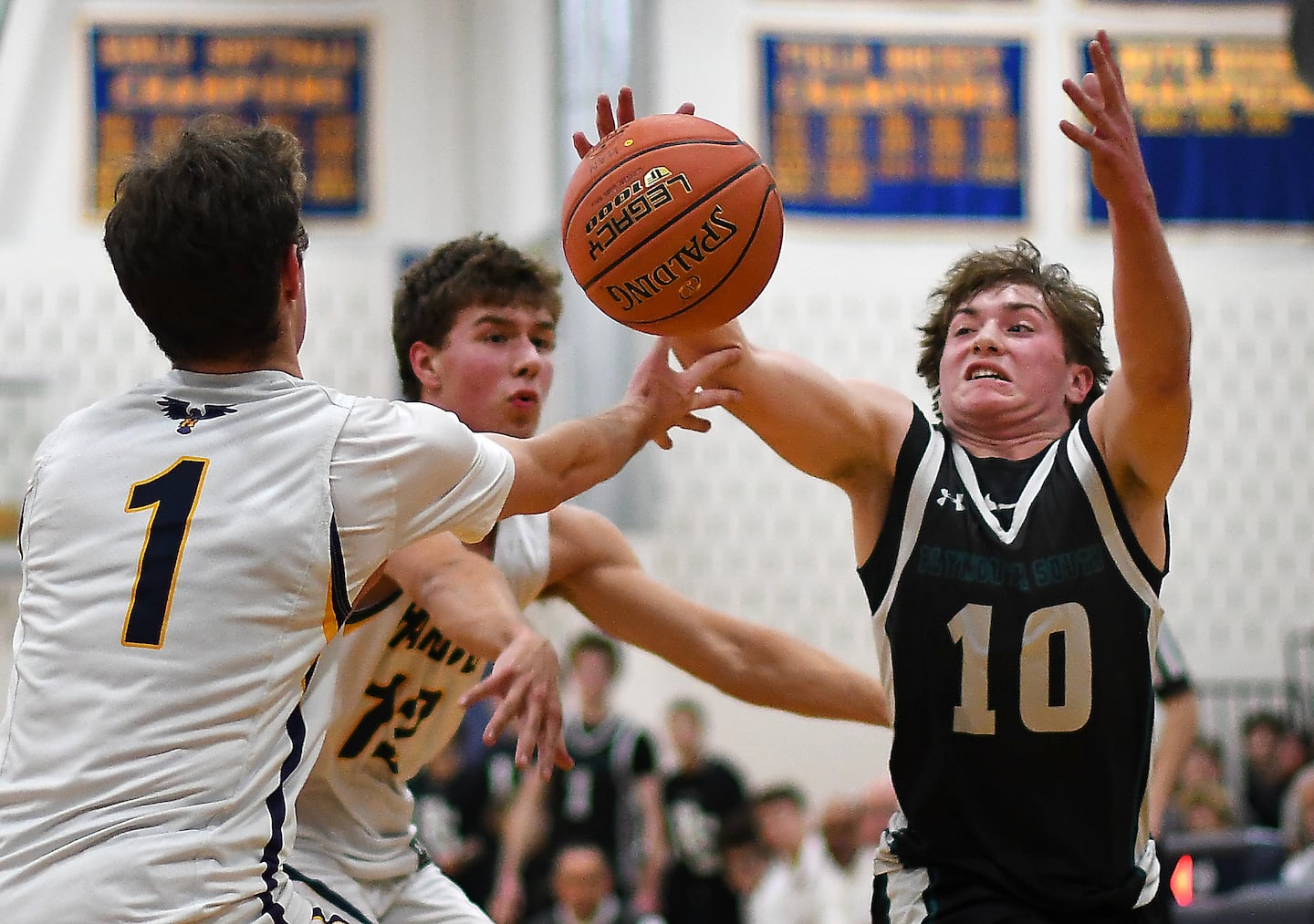 In clash of Patriot unbeatens, Hanover boys' basketball derails Plymouth South on Brad Peterson's late 3 - The Boston Globe