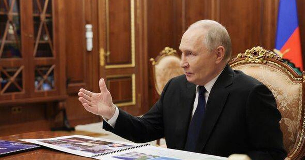 WW3 fears erupt as Russia deploys submarine to escort shadow fleet oil tanker evading US - Daily Star