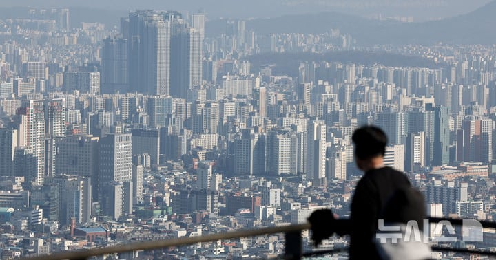 Seoul Apartment Prices Surge 8.7%, 14 Districts Trail Moon-Era Peaks