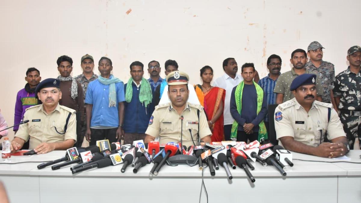 Seven Maoist militia members, 'courier' surrender before Ramagundam Police