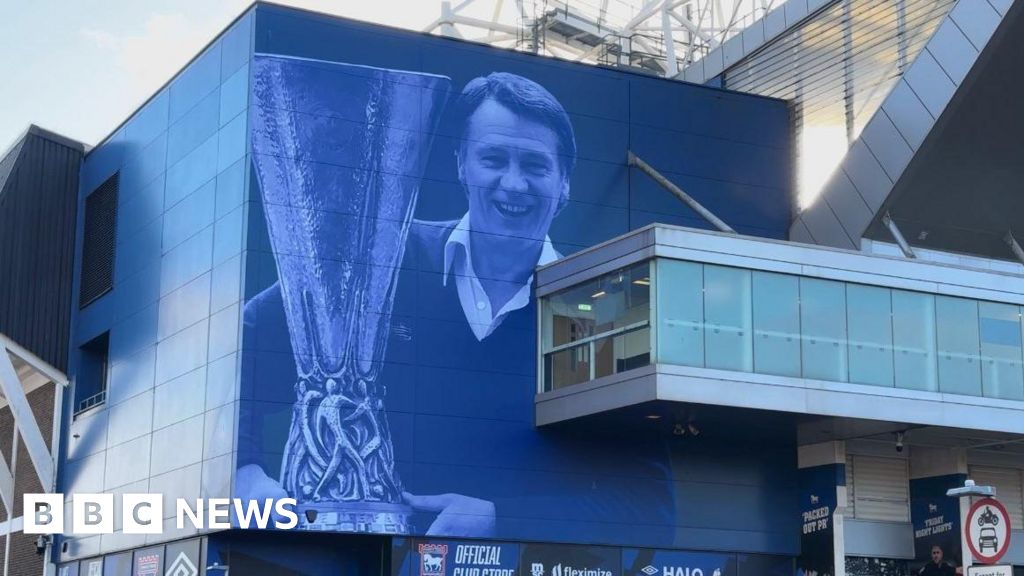Work to replace Sir Bobby Robson art at Portman Road completed