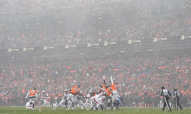 Snow and wind pick up in 2nd half of AFC championship game in Denver