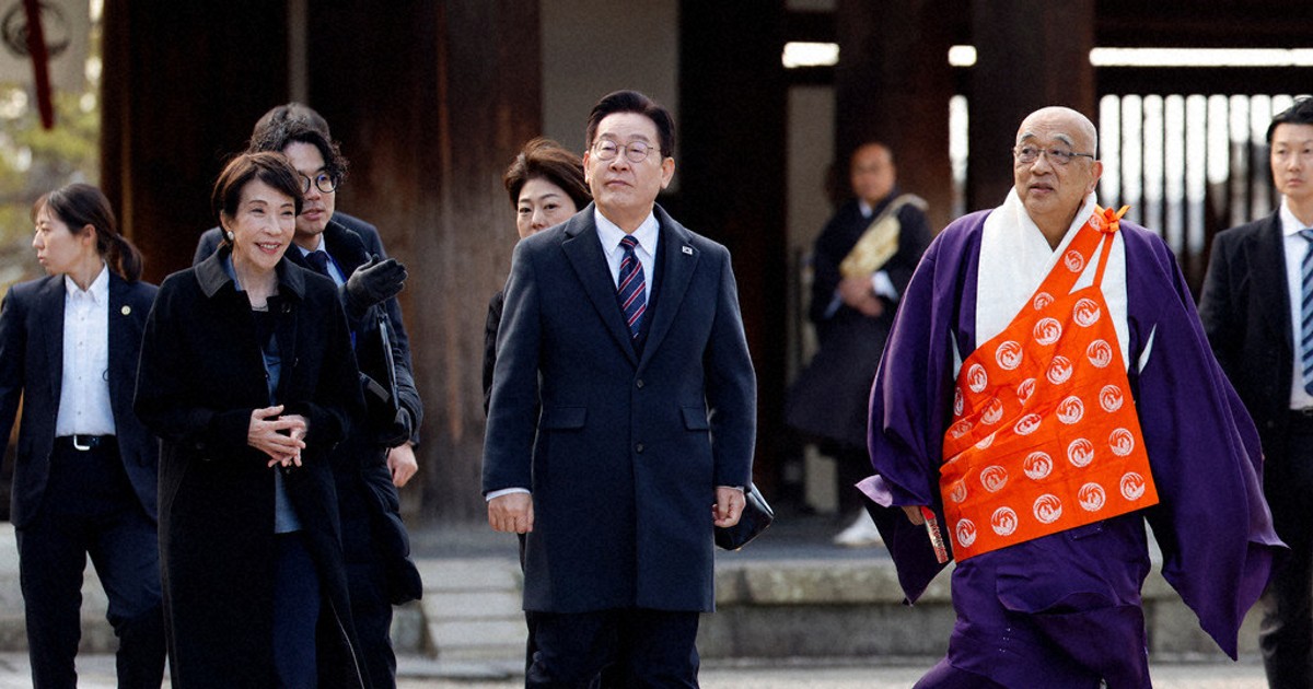 Leaders of South Korea and Japan agree to improve cooperation