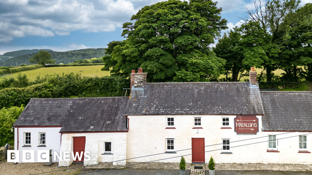 Builder Steve Kind restores Maenllwyd pub where he had stag do