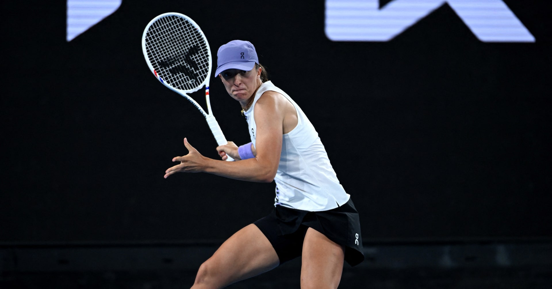 Second seed Swiatek survives blip to beat Kalinskaya at Australian Open