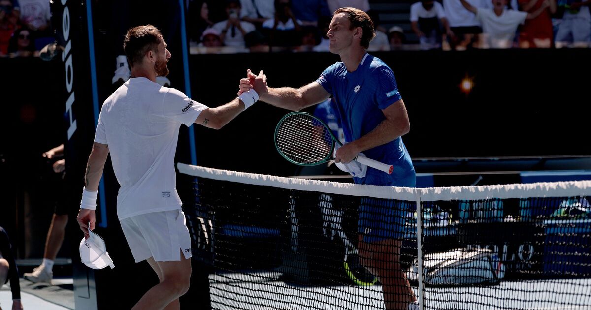 Tennis star accused of 'playing to lose' as opponent booed over behaviour