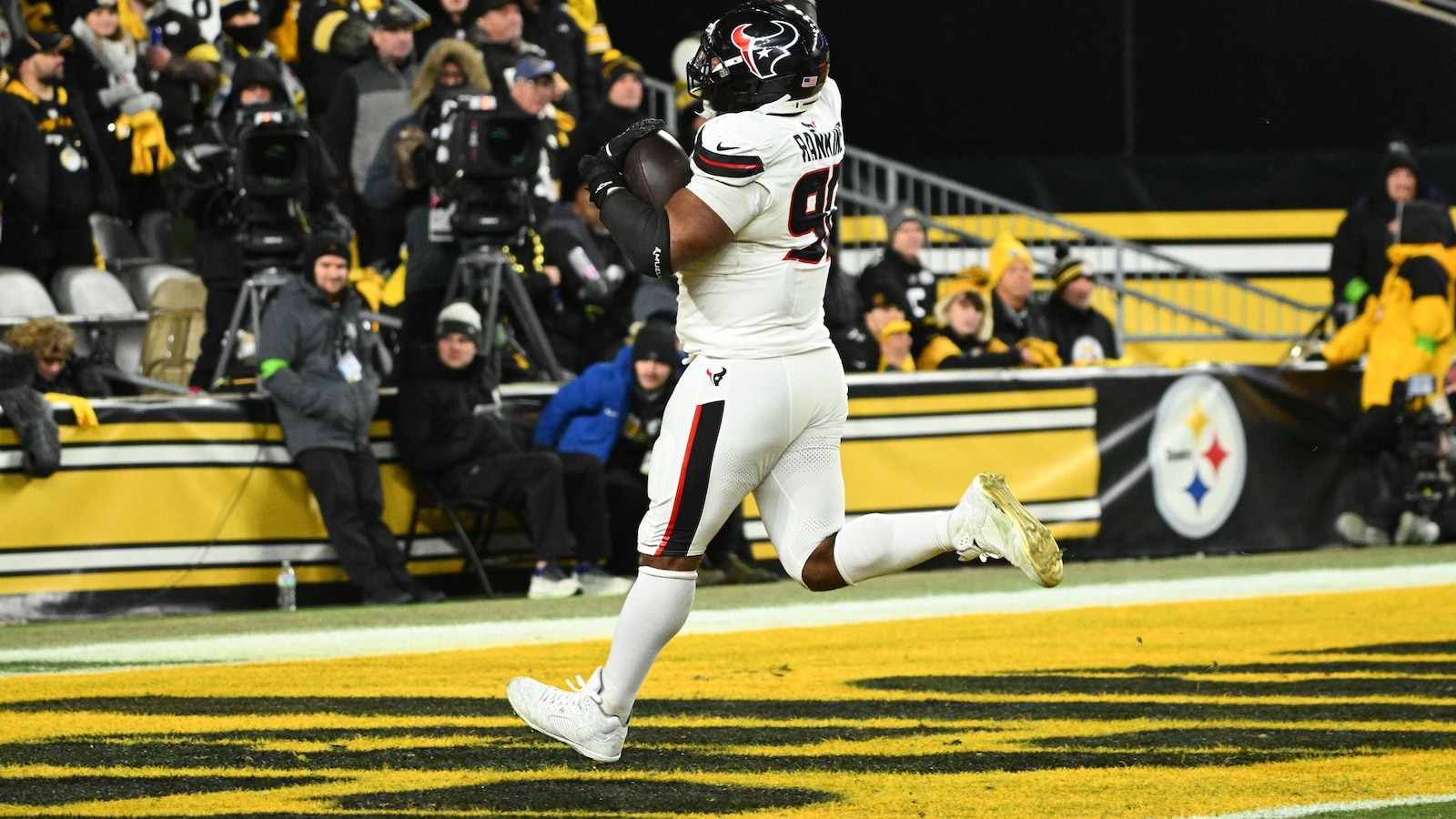 Texans stifle Aaron Rodgers and the Steelers 30-6 for franchise's 1st road playoff win