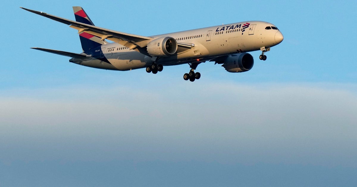 Tires blow out on arriving plane at Hartsfield-Jackson; passengers evacuated on runway