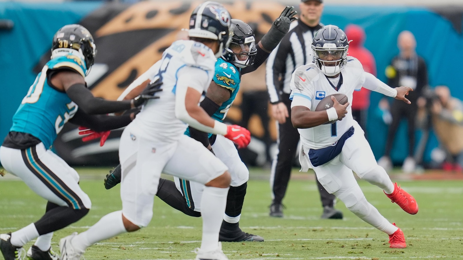 Titans QB Cam Ward leaves season finale at Jaguars with right shoulder injury