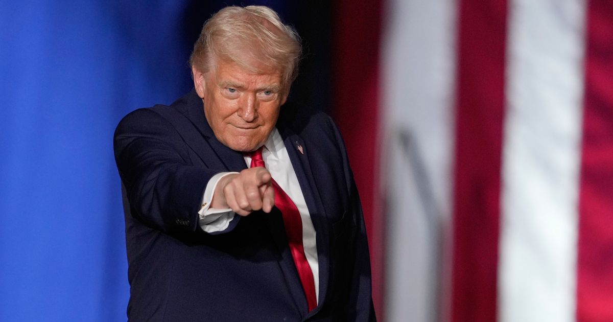 Donald Trump's lame two-word response as under fire US president embarrassingly heckled - The Mirror