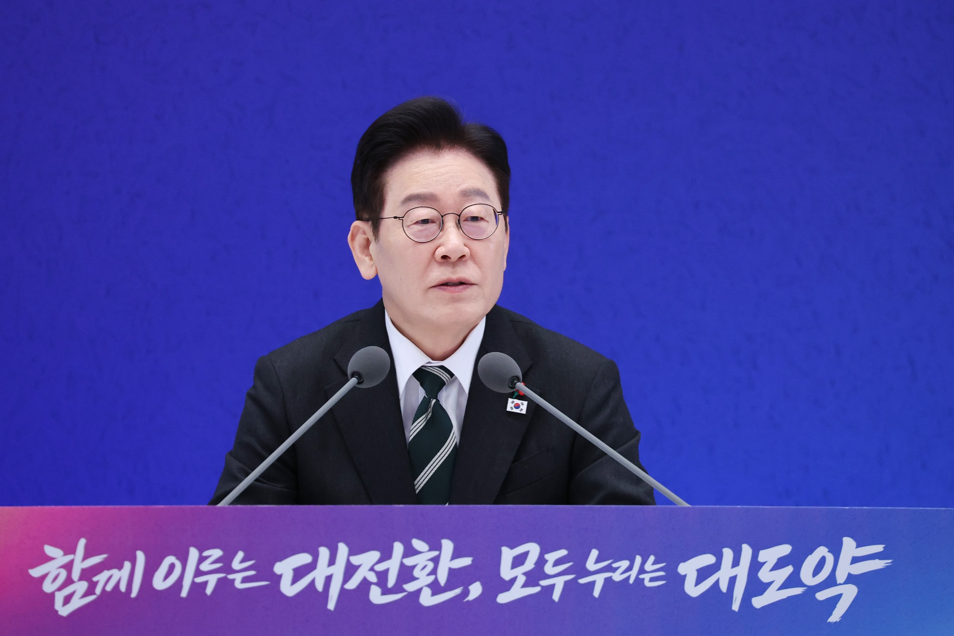 President downplays US threat of 100% chip tariff - The Korea Times