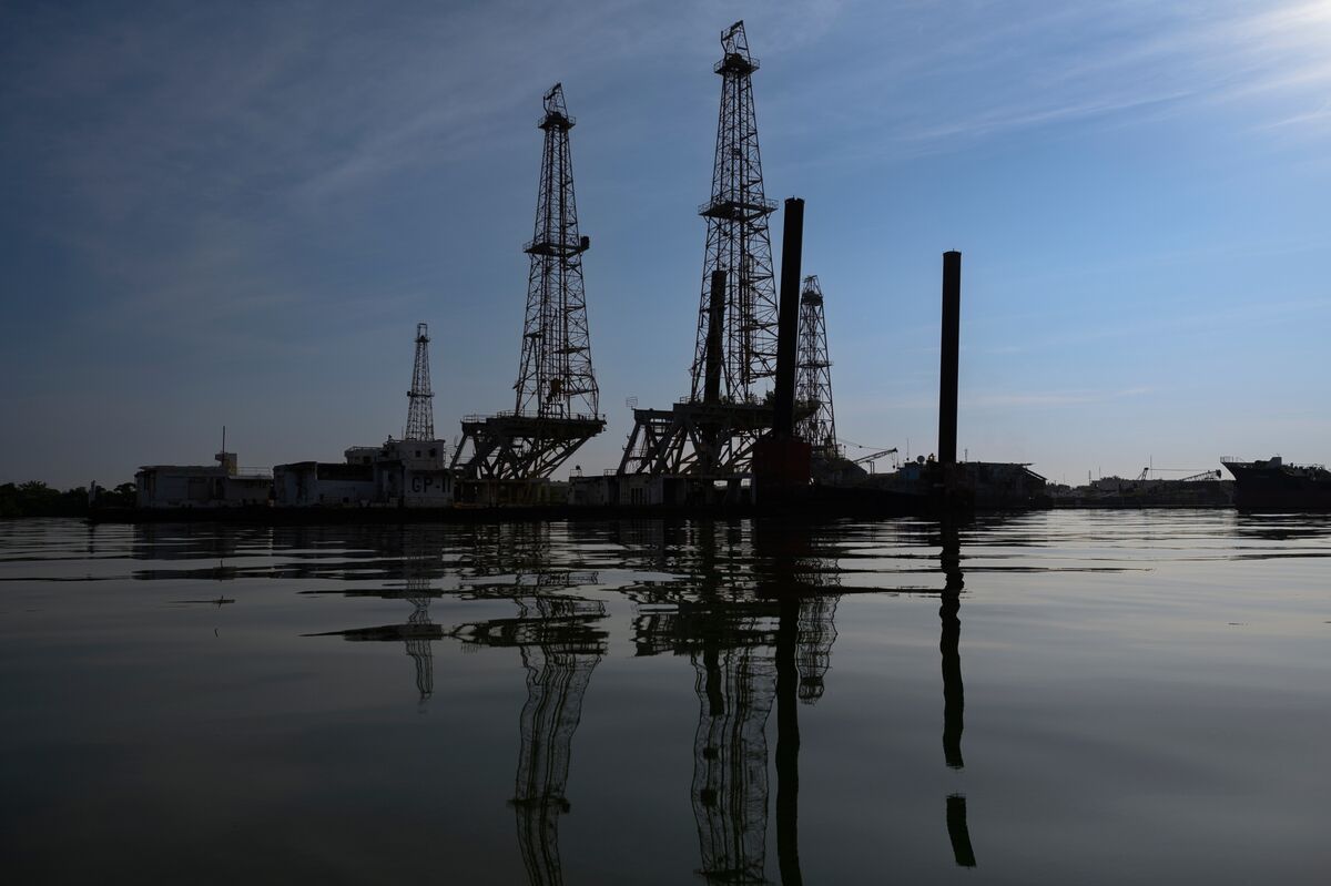 Trump's Team Orders Big Oil Into Venezuela: 'Do It for Our Country'