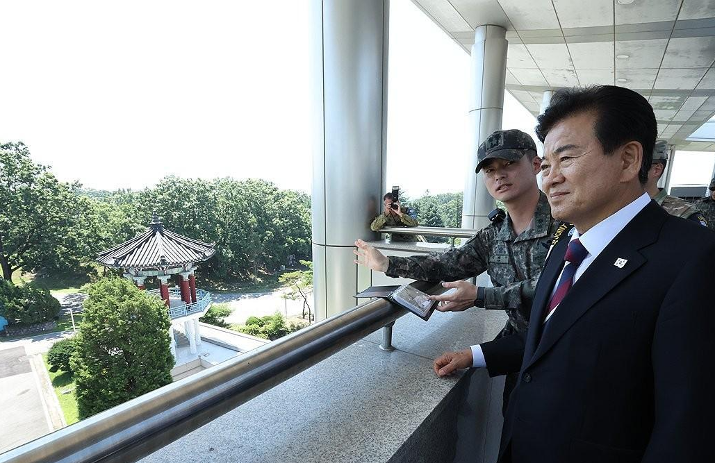 Unification minister makes UNC-escorted visit to DMZ area - The Korea Times