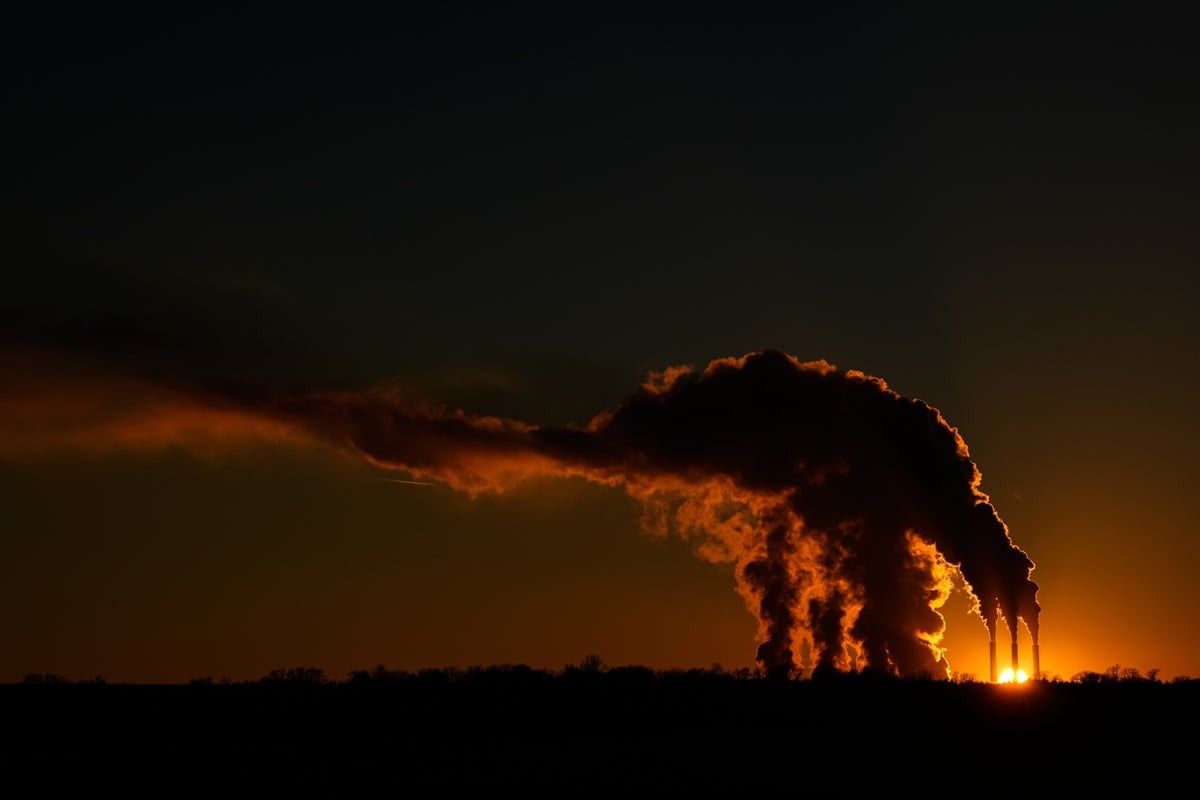 US carbon pollution rose in 2025. Experts blame cold winter, high natural gas prices, data centers