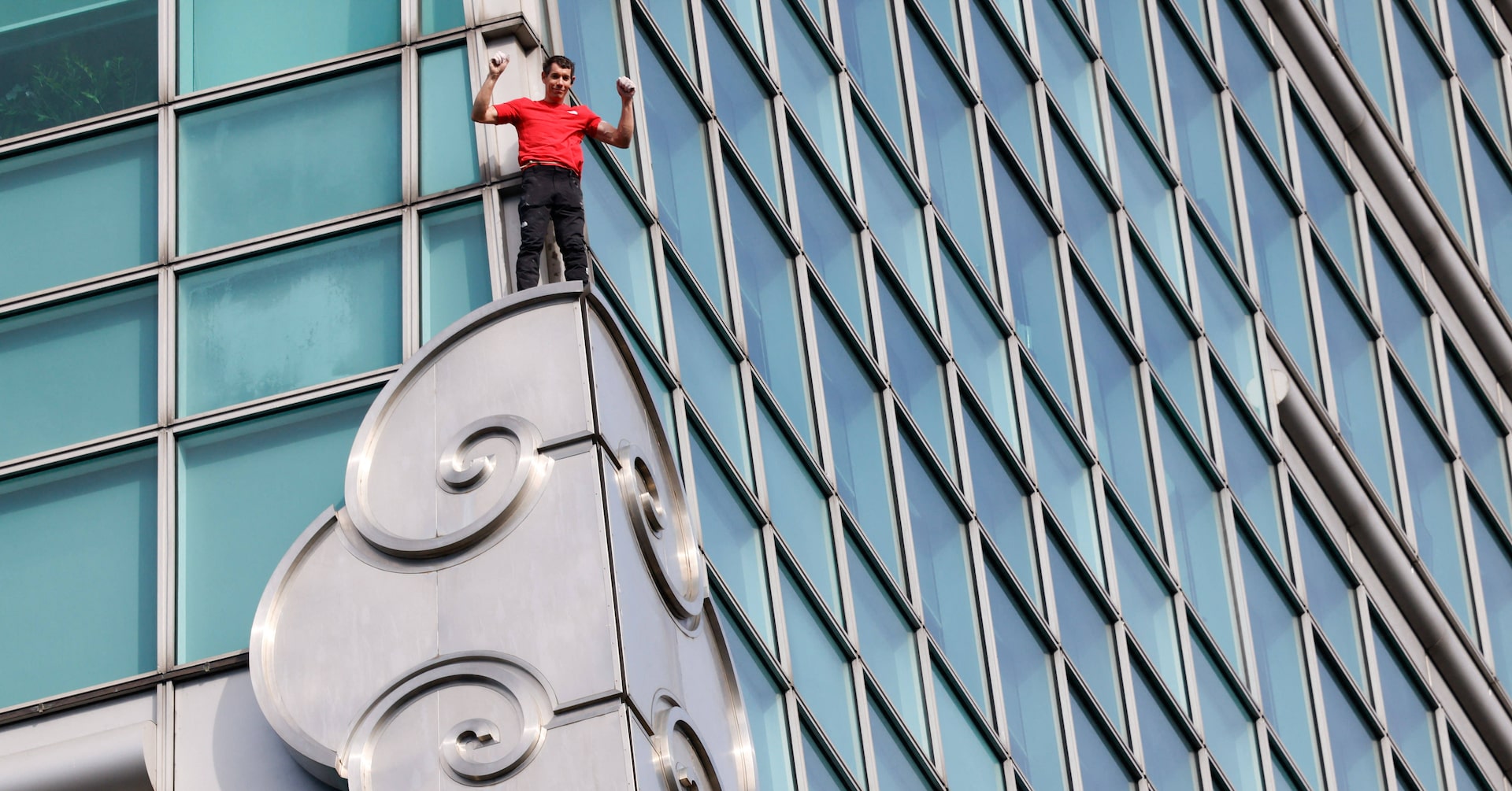 US climber scales Taiwan's tallest building Taipei 101 without ropes