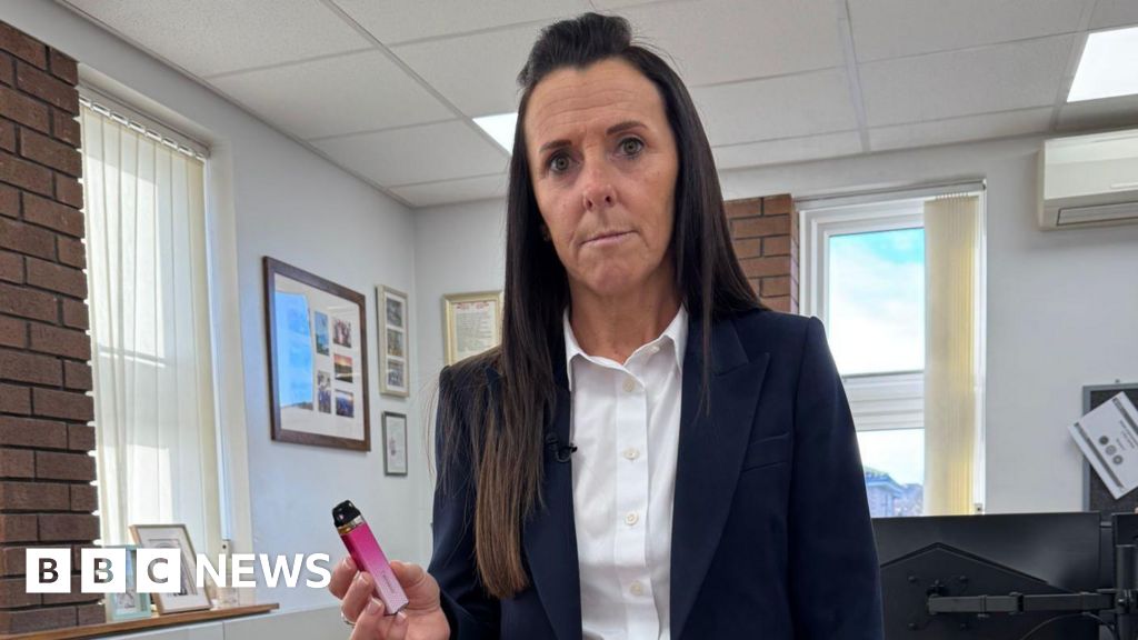 Vaping: Schools want help in 'lonely battle'