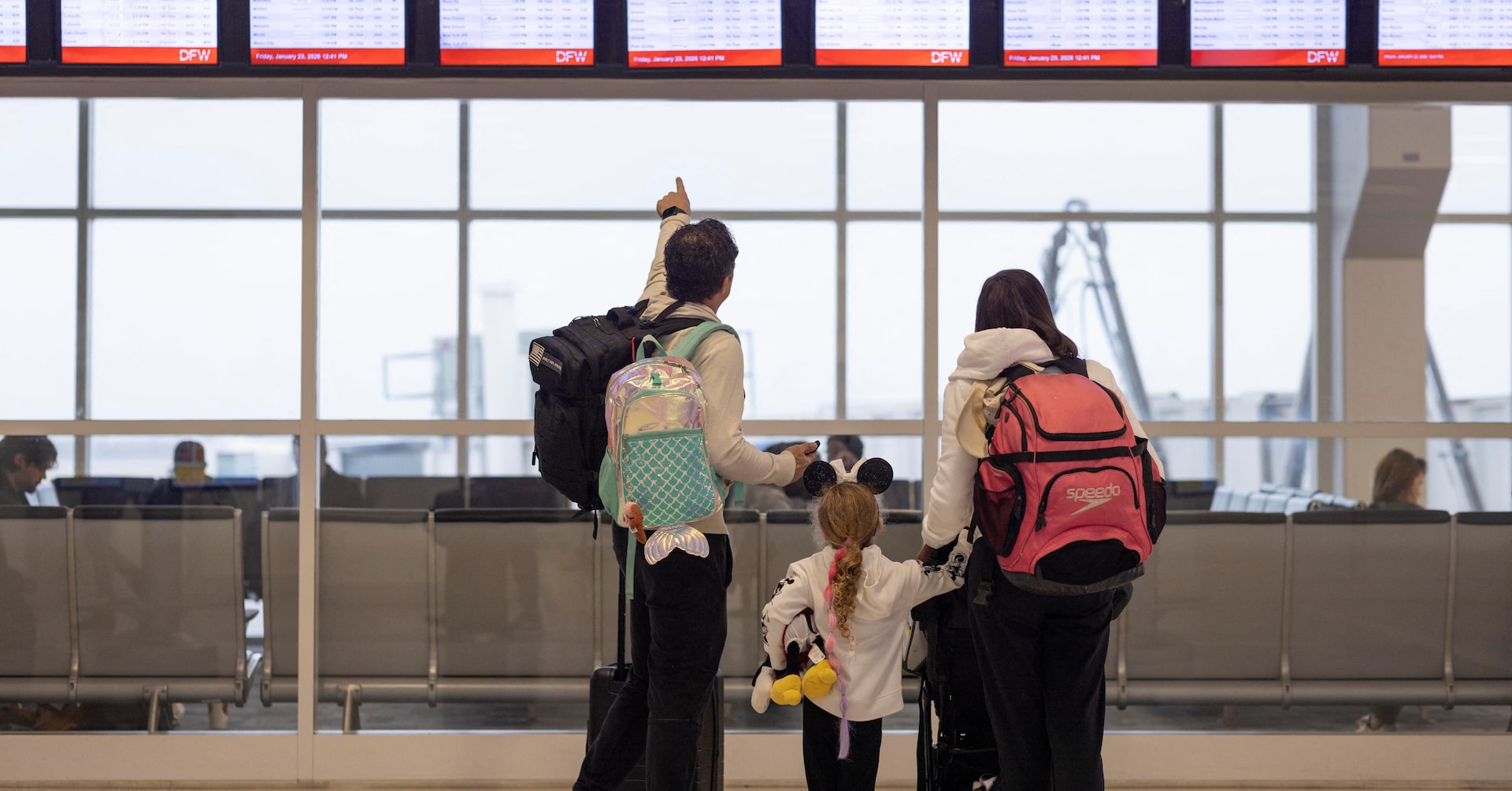 Winter storm snarls US travel, forces mass flight cancellations