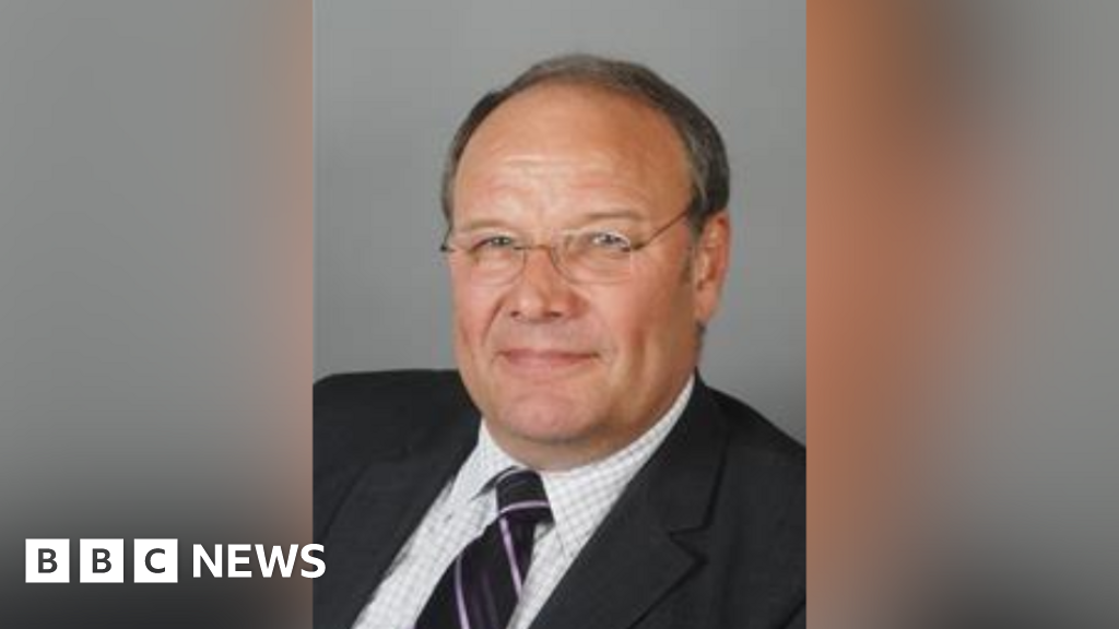 Wokingham councillor broke code of conduct with homes plan vote