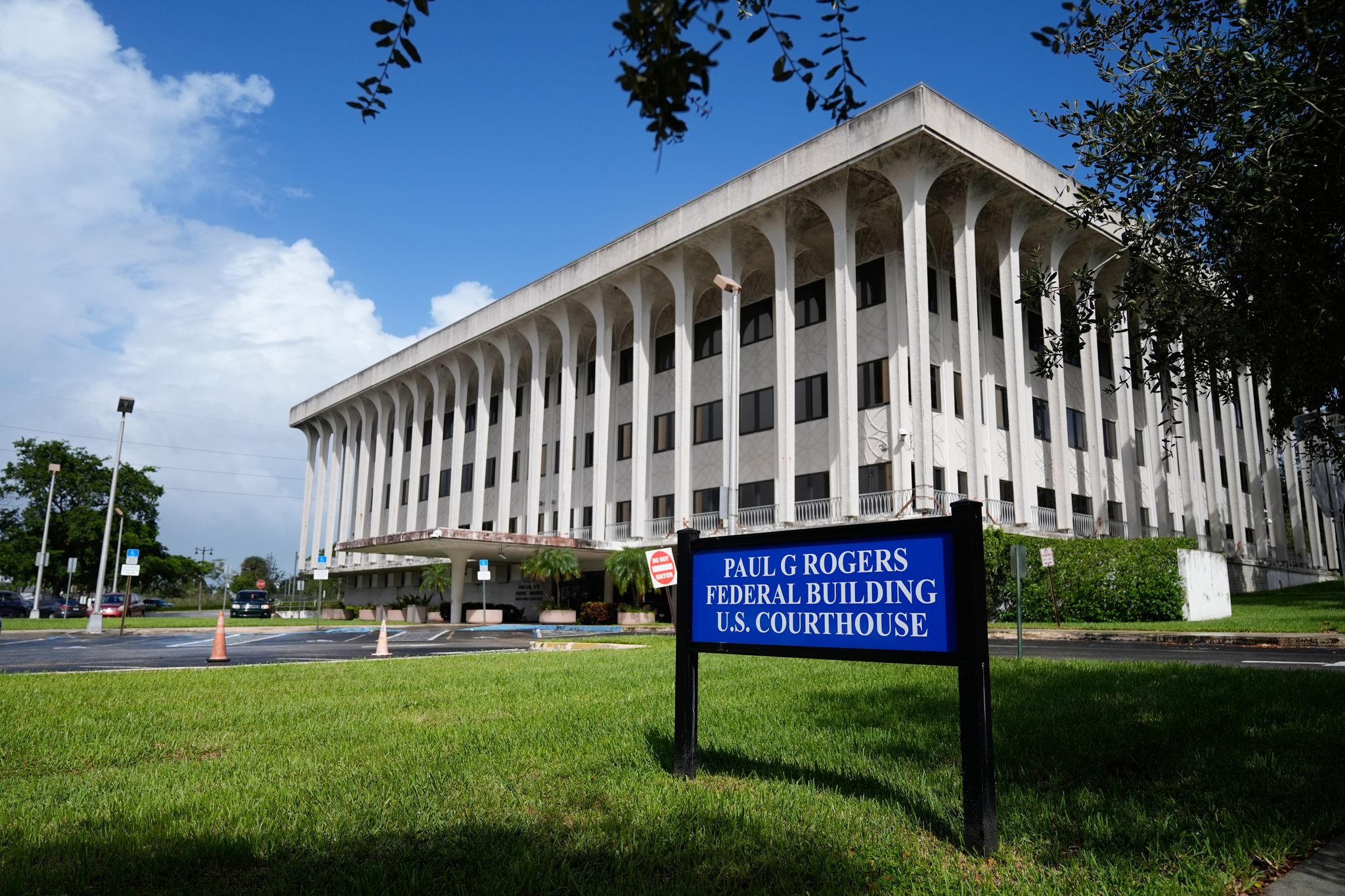 Woman jailed after crashing her vehicle into a South Florida federal courthouse, police say