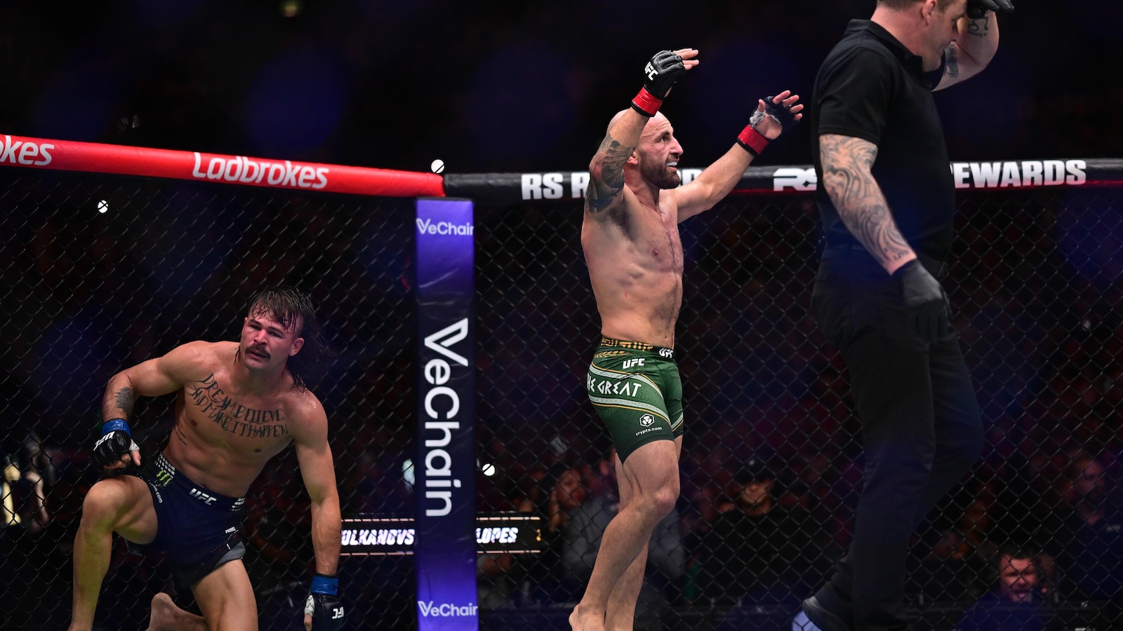 Alexander Volkanovski dominates Diego Lopes for unanimous decision win at UFC 325 in Australia