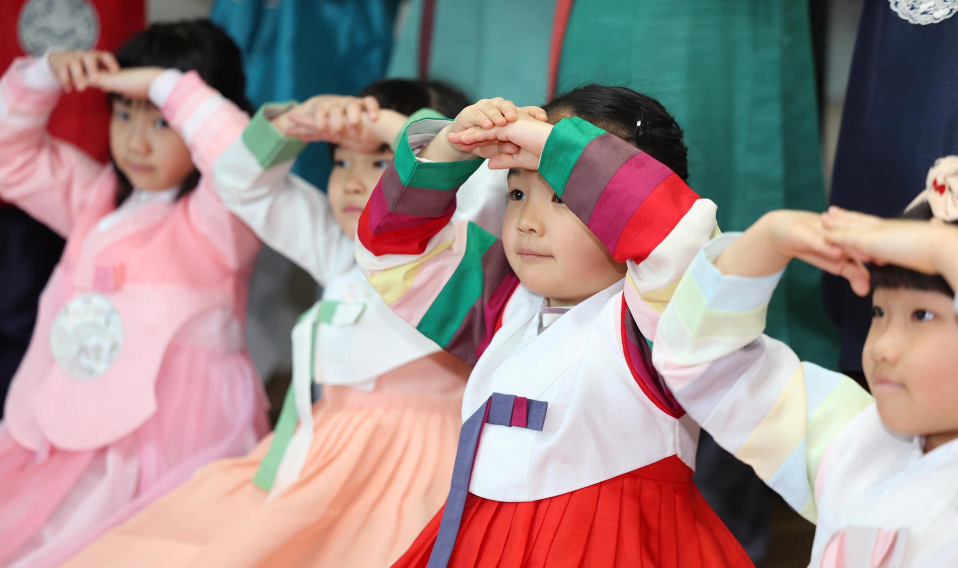 Banks court parents with high-interest savings for children's Lunar New Year cash - The Korea Times