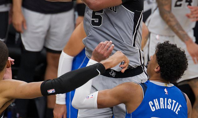 Castle's 40-point triple-double fuels surging Spurs past Mavericks...