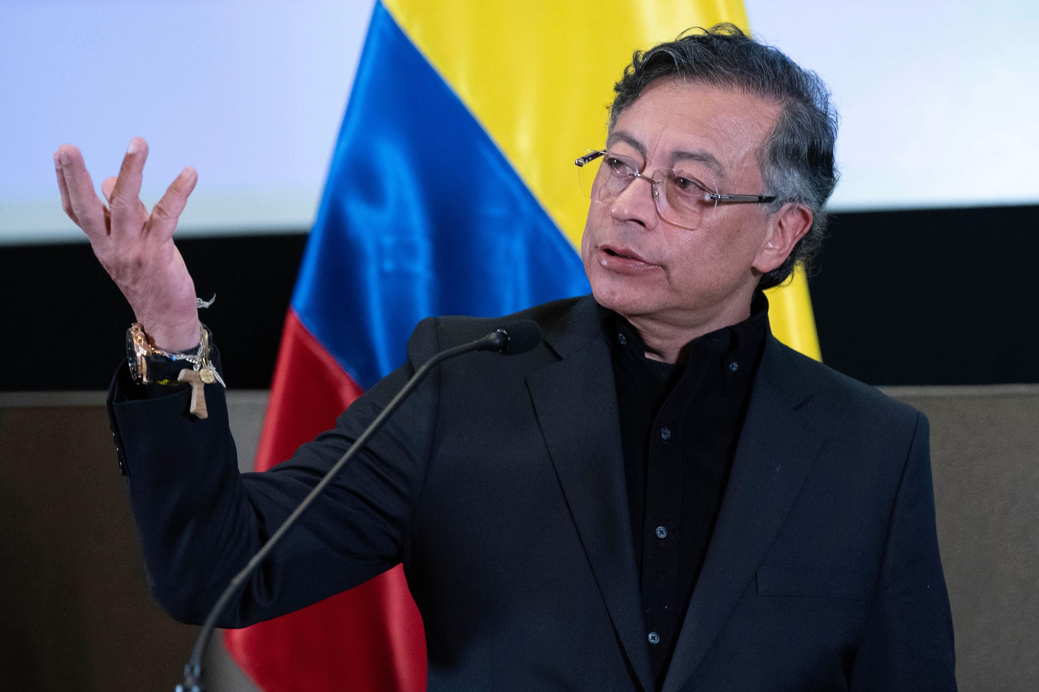Colombian president accepts rebel's proposal to have a commission investigate its possible drug ties