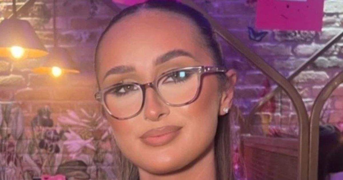 Mystery as 'precious daughter', 22, dies after being briefly left alone in hospital - The Mirror