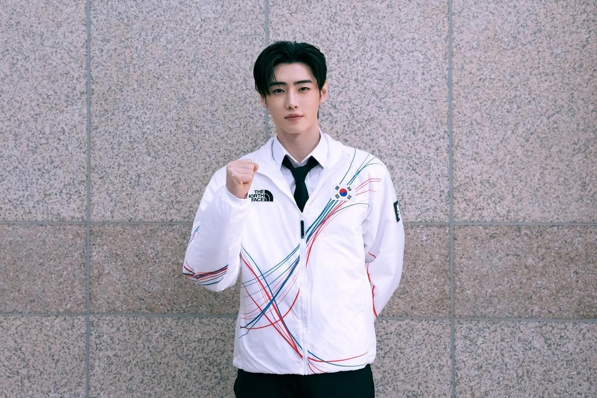 Olympic dream comes true for Enhypen's Sunghoon as torchbearer in Milan - The Korea Times