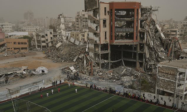Photos show soccer´s return to Gaza as amputees and local teams...