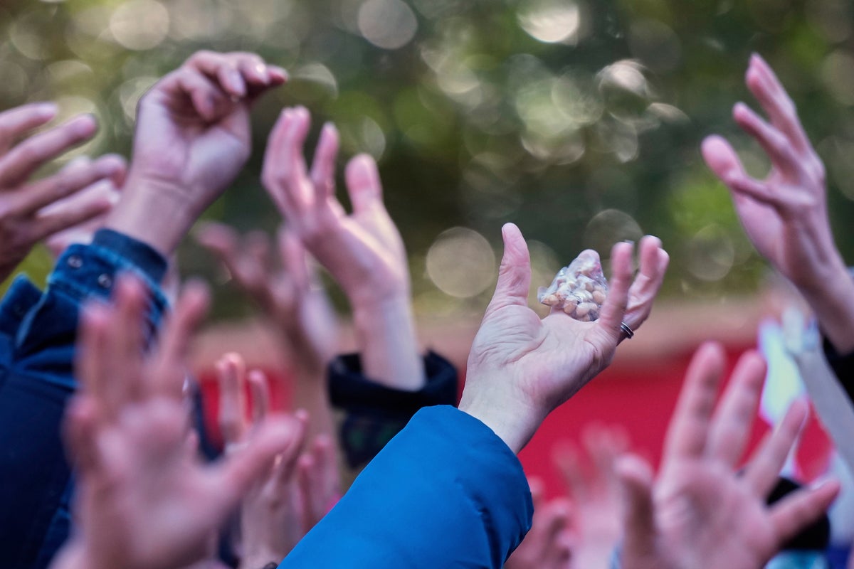 Photos of Hakone Shrine marking Setsubun with bean-throwing to ward off evil spirits