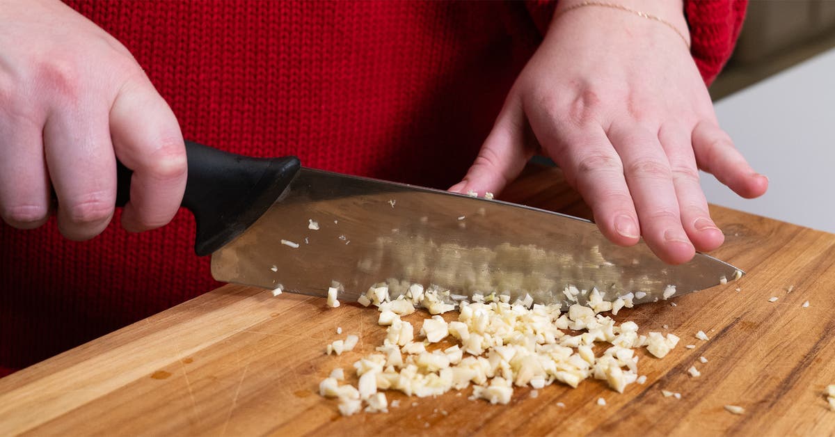 Do Your Hands Stink Like Garlic After Cooking? Use a Spoon to 'Wash' Them.