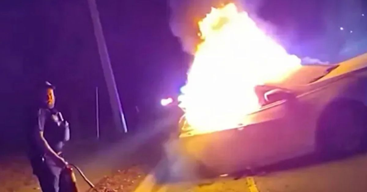 Dramatic moment hero cop rescues woman from blazing car - The Mirror