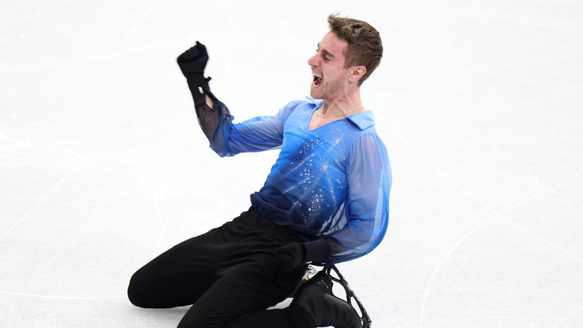 Knee-sliding Italian figure skater's magical moment wins bronze medal