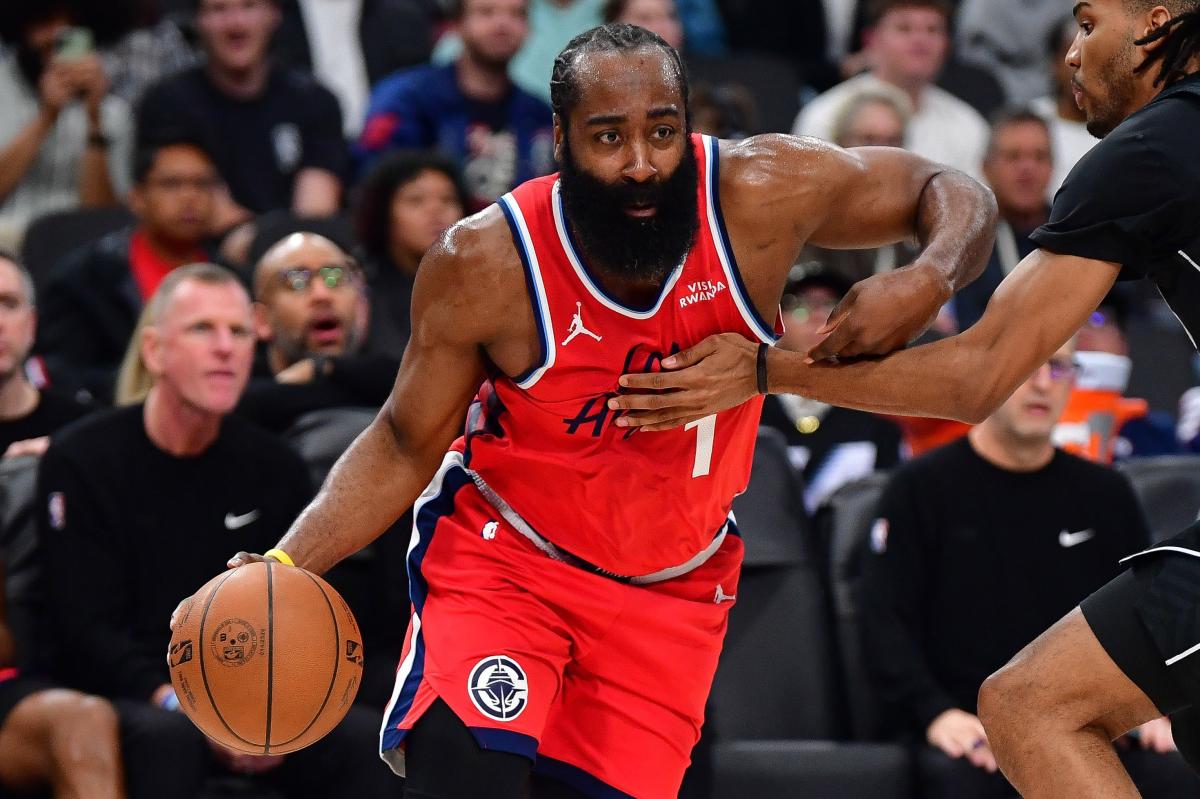 Clippers star at odds with organization over money