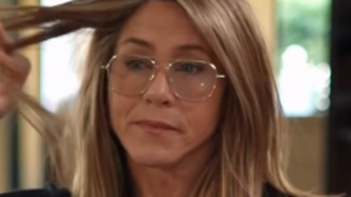 Jennifer Aniston hilariously does awful job on Jason Bateman's hair