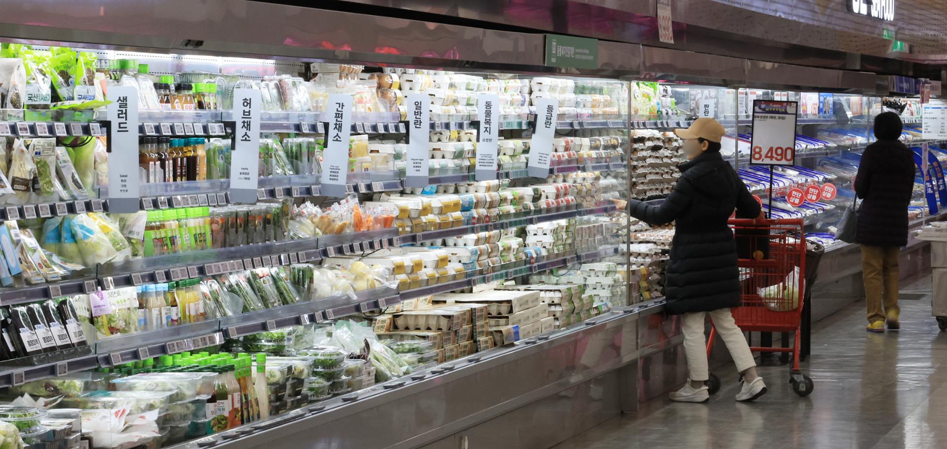 Gov't moves to lift 13-year-old restrictions on big retailers - The Korea Times